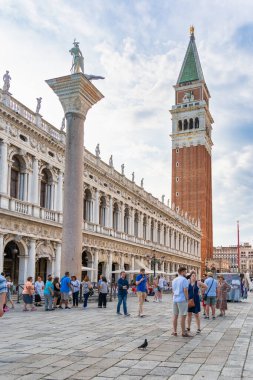 Venedik, İtalya - 29 Mayıs 2023: Birçok turist Venedik 'teki Piazzetta San Marco ve St Mark' s Campanile 'i ziyaret etti.