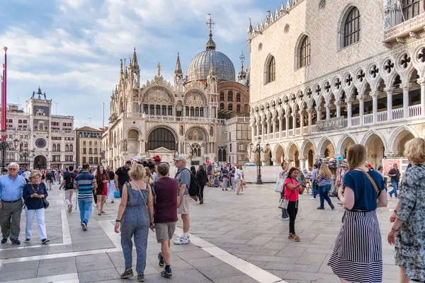 Венеция Италия Мая 2023 Многие Туристы Посещают Площадь Сан Марко — стоковое фото