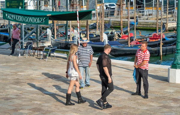 Венеція Італія Травня 2023 Року Гондольє Наближається Молодої Туристичної Пари — стокове фото