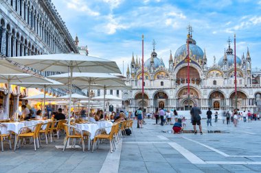 Venedik, İtalya - 29 Mayıs 2023: Birçok turist Venedik 'te Piazzetta San Marco ve Colonna di San Marco' yu ziyaret etti.