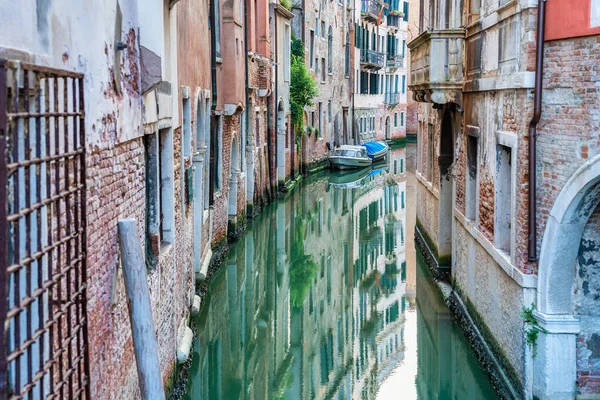 Узкий Водный Канал Красный Кирпич Изношены Buidings Построен Воде Венеции — стоковое фото