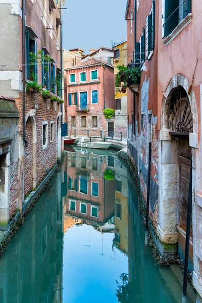 Вузький Водний Канал Червона Цегла Зношені Будівлі Побудовані Воді Венеції — стокове фото