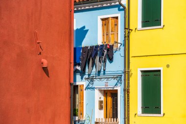 Burano Adası, Venedik 'teki renkli evlerin olduğu sakin bir manzara.