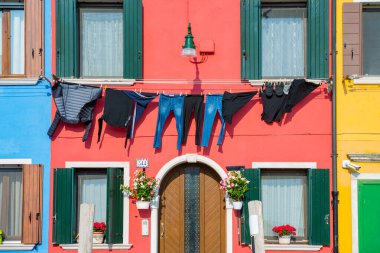 Burano Adası, Venedik 'teki renkli evlerin olduğu sakin bir manzara.