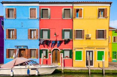 Burano Adası, Venedik 'teki renkli evlerin olduğu sakin bir manzara.