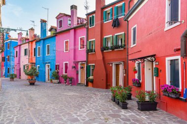 Burano Adası, Venedik 'teki renkli evlerin olduğu sakin bir manzara.