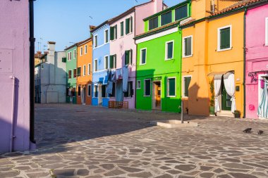 Burano Adası, Venedik 'teki renkli evlerin olduğu sakin bir manzara.