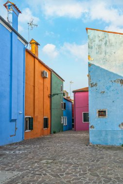 Burano Adası, Venedik 'teki renkli evlerin olduğu sakin bir manzara.