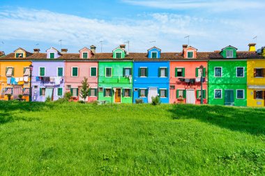 Burano Adası, Venedik 'teki renkli evlerin olduğu sakin bir manzara.