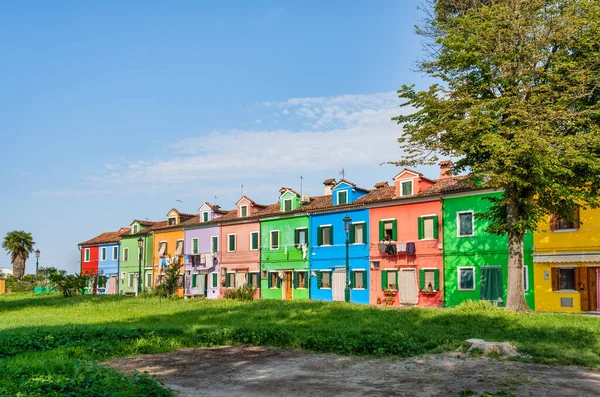 威尼斯布拉诺岛上五颜六色的房子的宁静景象 — 图库照片