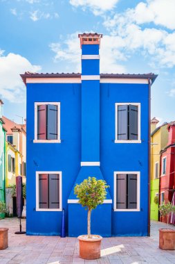 Burano Adası, Venedik 'teki renkli evlerin olduğu sakin bir manzara.