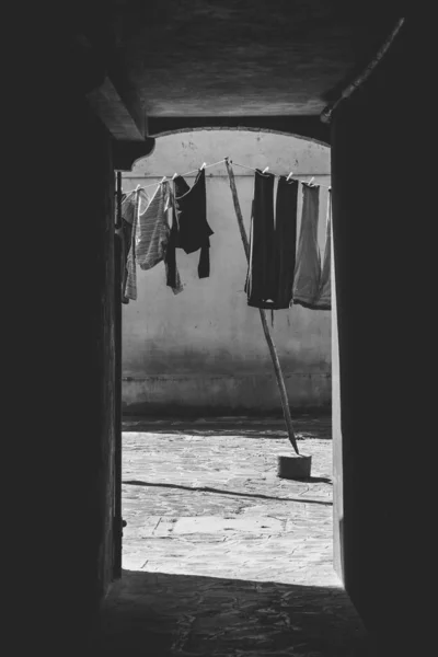 ヴェネツィアの外で乾燥するためにワイヤーで掛かる服 黒と白の写真 — ストック写真