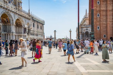 Venedik, İtalya - 30 Mayıs 2023: Birçok turist Piazzetta San Marco (St Marks Meydanı) ve Colonna di San Marco 'yu Venedik' te ziyaret etti.