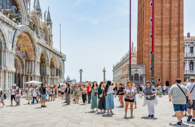 Venedik, İtalya - 29 Mayıs 2023: Üst düzey turist grubu Venedik 'te Piazzetta San Marco ve Colonna di San Marco' yu ziyaret etti.