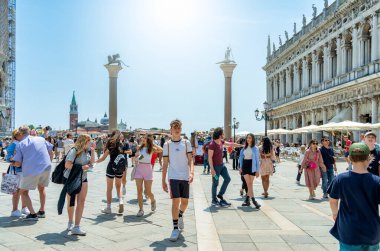 Venedik, İtalya - 30 Mayıs 2023: Birçok turist Piazzetta San Marco (St Marks Meydanı) ve Colonna di San Marco 'yu Venedik' te ziyaret etti.