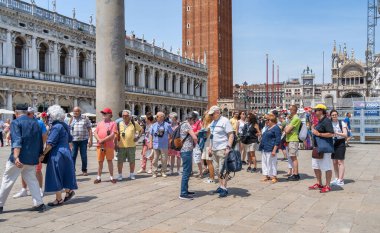 Venedik, İtalya - 29 Mayıs 2023: Üst düzey turist grubu Venedik 'te Piazzetta San Marco ve Colonna di San Marco' yu ziyaret etti.