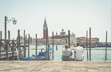 Venedik, İtalya - 30 Mayıs 2023: Venedik 'te turist çifti