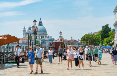 Venedik, İtalya - 29 Mayıs 2023: Venedik 'teki Büyük Kanal yakınlarındaki kaldırım taşı sokakta dolaşan turistler.