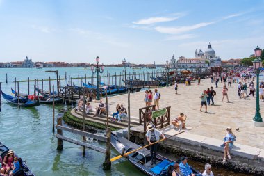 Venedik, İtalya - 30 Mayıs 2023: Venedik 'teki Büyük Kanal yakınlarındaki kaldırım taşı sokakta dolaşan turistler.