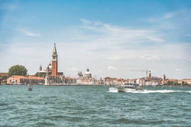 İtalya, Venedik 'te Santa Maria della Salute ve St. Marks Campanile Bazilikası ile Büyük Kanal' dan güzel manzara.