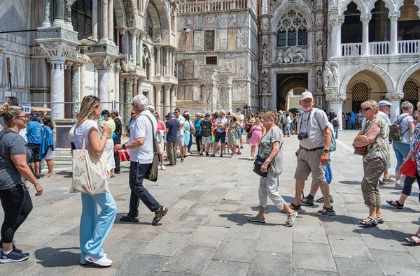 Венеция Италия Мая 2023 Года Многие Туристы Посещают Площадь Сан — стоковое фото