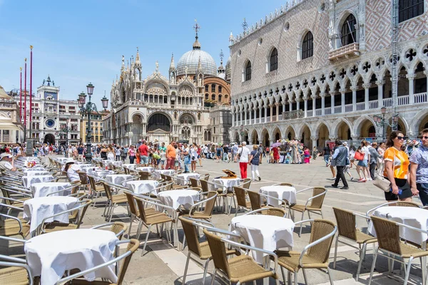 Venedik, İtalya - 30 Mayıs 2023: Birçok turist Piazzetta San Marco (St Marks Meydanı) ve Colonna di San Marco 'yu Venedik' te ziyaret etti.