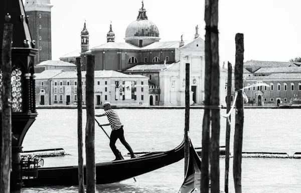 Veneza Itália Maio 2023 Barqueiro Gondoleiro Veneziano Que Impulsiona Uma — Fotografia de Stock