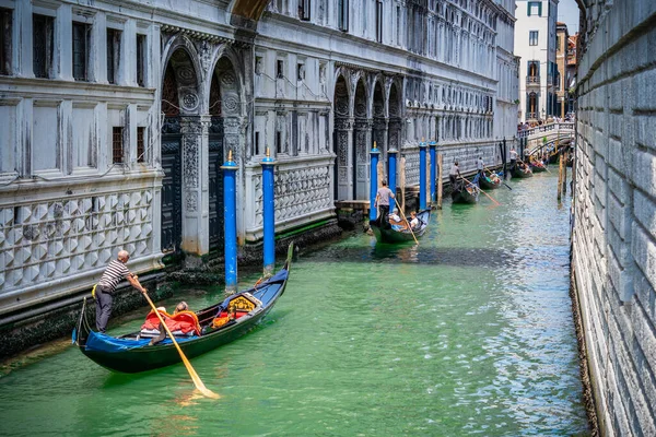 Velence Olaszország Május 2023 Hagyományos Gondola Utazás Keskeny Vízcsatornákban Turisták — Stock Fotó