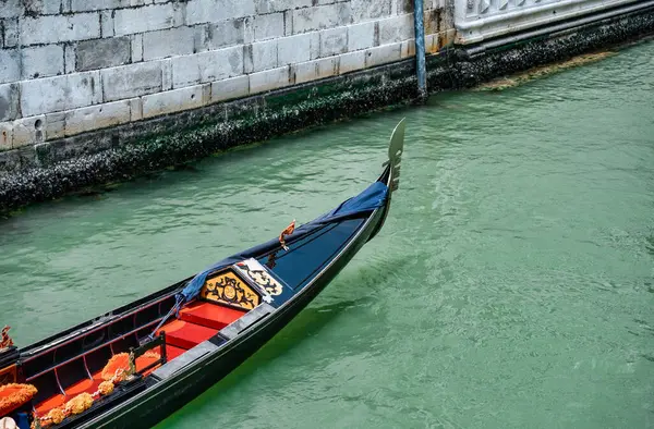 イタリア ヴェネツィアの水運河で伝統的なゴンドラボートに乗る — ストック写真