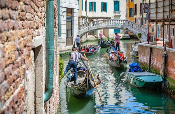 베니스 이탈리아 2023 운하에 전통적인 곤돌라를 베니스의 관광객 — 스톡 사진