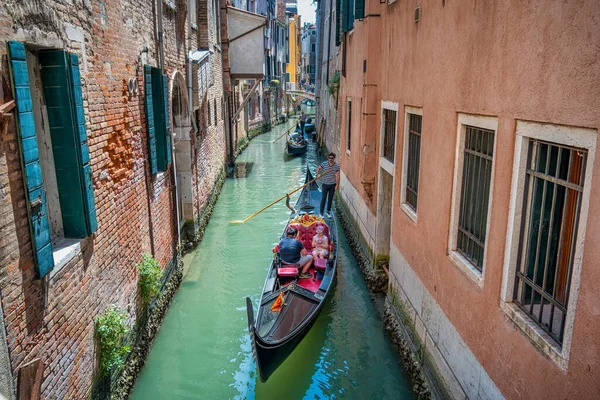 ヴェネツィア イタリア 2023年5月30日 狭い水運河で伝統的なゴンドラに乗る ヴェネツィアの観光客 — ストック写真