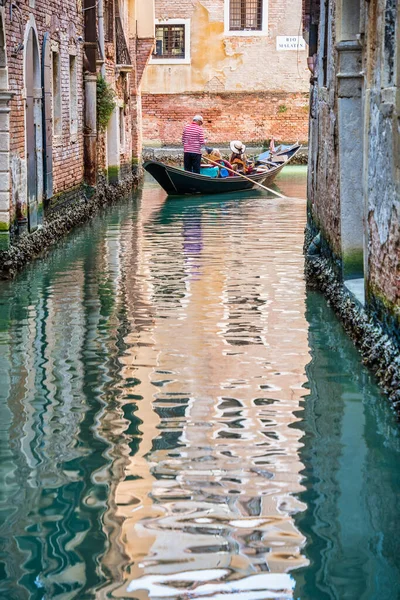 Veneza Itália Maio 2023 Passeio Tradicional Gôndola Nos Estreitos Canais — Fotografia de Stock