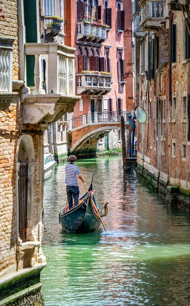 Traditional Gondola Ride Narrow Water Canals Tourrists Venice — стоковое фото