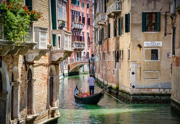 狭い水運河に乗る伝統的なゴンドラ ヴェネツィアの観光客 — ストック写真