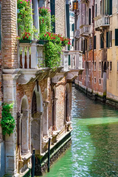 狭い水路でヴェネツィアからの絵のようなシーン — ストック写真