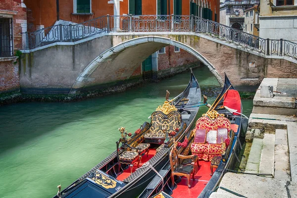 Imagem Colorida Com Gôndolas Ancoradas Nos Canais Água Veneza Itália — Fotografia de Stock
