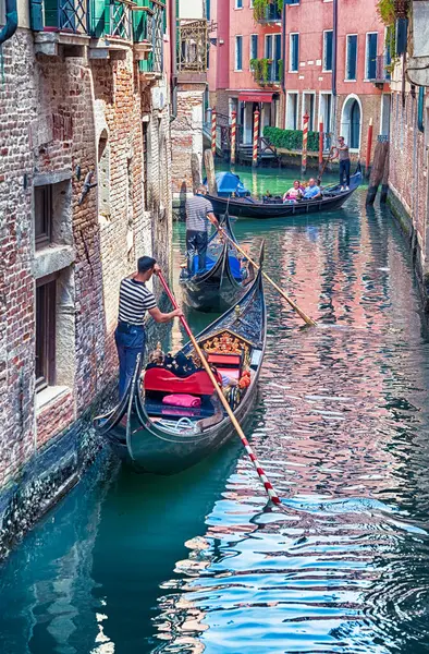 ヴェネツィア イタリア 2023年5月30日 狭い水運河で伝統的なゴンドラに乗る ヴェネツィアの観光客 — ストック写真
