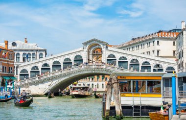 Venedik, İtalya - 30 Mayıs 2023: Venedik 'teki meşhur Rialto köprüsü ve Vaporetto toplu taşıma istasyonu.