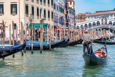 Venedik, İtalya - 30 Mayıs 2023: Rialto Köprüsü (Ponte di Rialto) yakınlarındaki Grand Canal 'da geleneksel gondol yolculuğu. Venedik 'te Turistler.