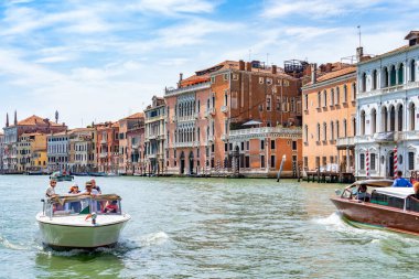 Venedik, İtalya - 30 Mayıs 2023: Venedik Grand Canal 'da motorlu tekne