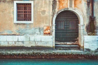 Eski ortaçağ mimarisi, Venedik penceresi ve giriş kapısı ile detayları kapat