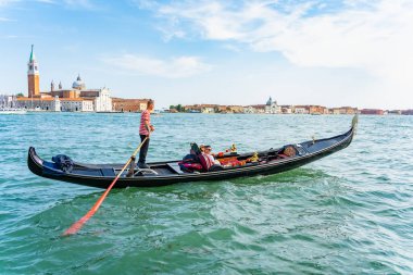 Venedik, İtalya - 30 Mayıs 2023: Venedik 'te geleneksel gondol gezisi..