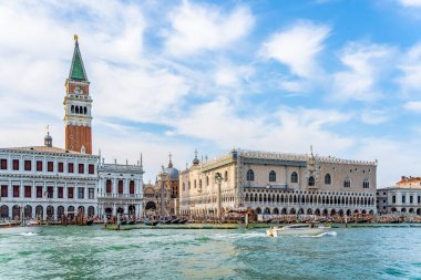 Venedik 'te Dük' ün Sarayı (Palazzo Ducale) ve Colonna di San Marco ile birlikte Büyük Kanal 'ın üzerinden manzarayı izleyin.