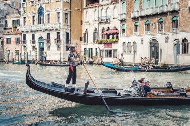 Venedik, İtalya - 30 Mayıs 2023: Venedik 'te geleneksel gondol gezisi..
