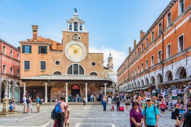 Venedik, İtalya - 30 Mayıs 2023: Chiesa di San Giacomo di Rialto Venedik 'te Rialto köprüsü yakınlarındaki gotik bir Katolik kilisesi.
