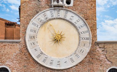 Venedik 'teki Chiesa di San Giacomo di Rialto cephesindeki ikonik ortaçağ eski saati..
