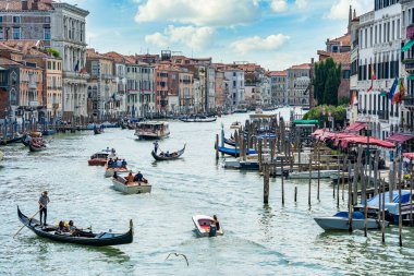 Venedik, İtalya - 30 Mayıs 2023: Venedik 'teki Büyük Kanala' da yoğun trafik varken Rialto Köprüsü 'nden görüntü