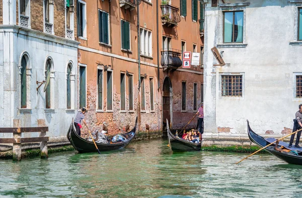 ヴェネツィア イタリア 5月30日2023 グランド運河で伝統的なゴンドラに乗る ヴェネツィアの観光客 — ストック写真