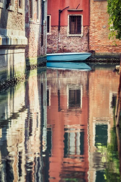 Scène Idyllique Pittoresque Avec Bateau Amarré Amarré Sur Les Canaux — Photo