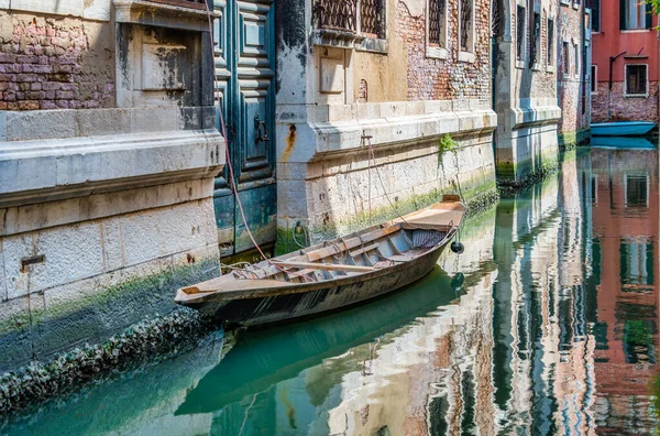 イタリア ヴェネツィアの水運河にドッキングされたボートまたは搭載された絵画的なアイドルシーン — ストック写真